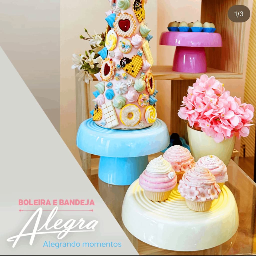Boleira Redonda Alegra 11,5x20cm - Cores Plástico,Festa,Decoração,Aniversario,Doces,Salgados,Brigadeiros,Porta doces,Prato,bandeja,Bolos,servir,beijinho,bicho de pé,mesa de festa,confeitaria,confeiteiro,Luxo,Lanches,Porções,Enfeite,Grego,Suporte,Bolo fake